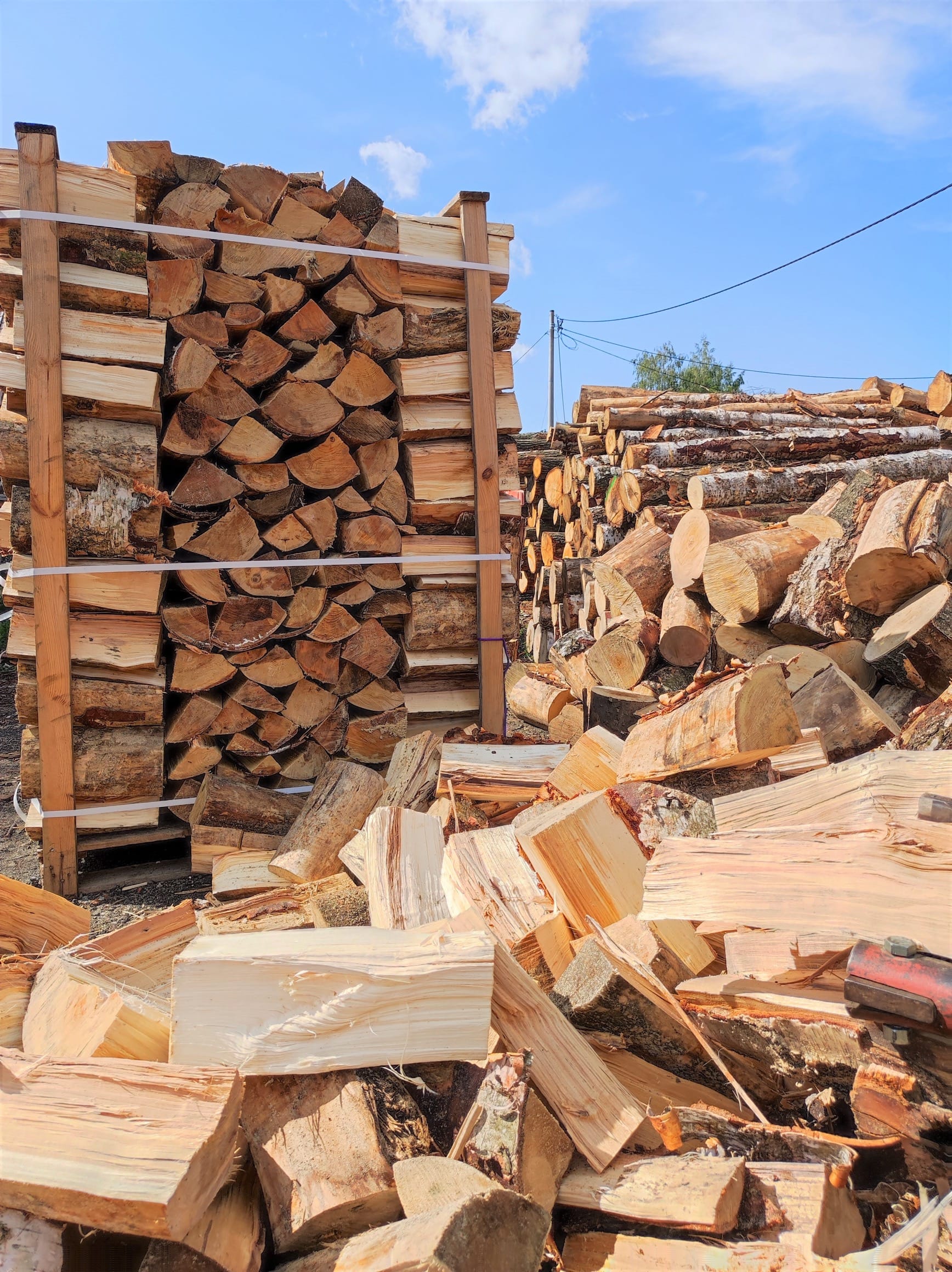 Najwyższej jakości drewno kominkowe składu opału 'Ciepło Drewna'. Wysoka wartość opałowa. Zapakowane i zabezpieczone na paletach, gotowe do dostawy!
