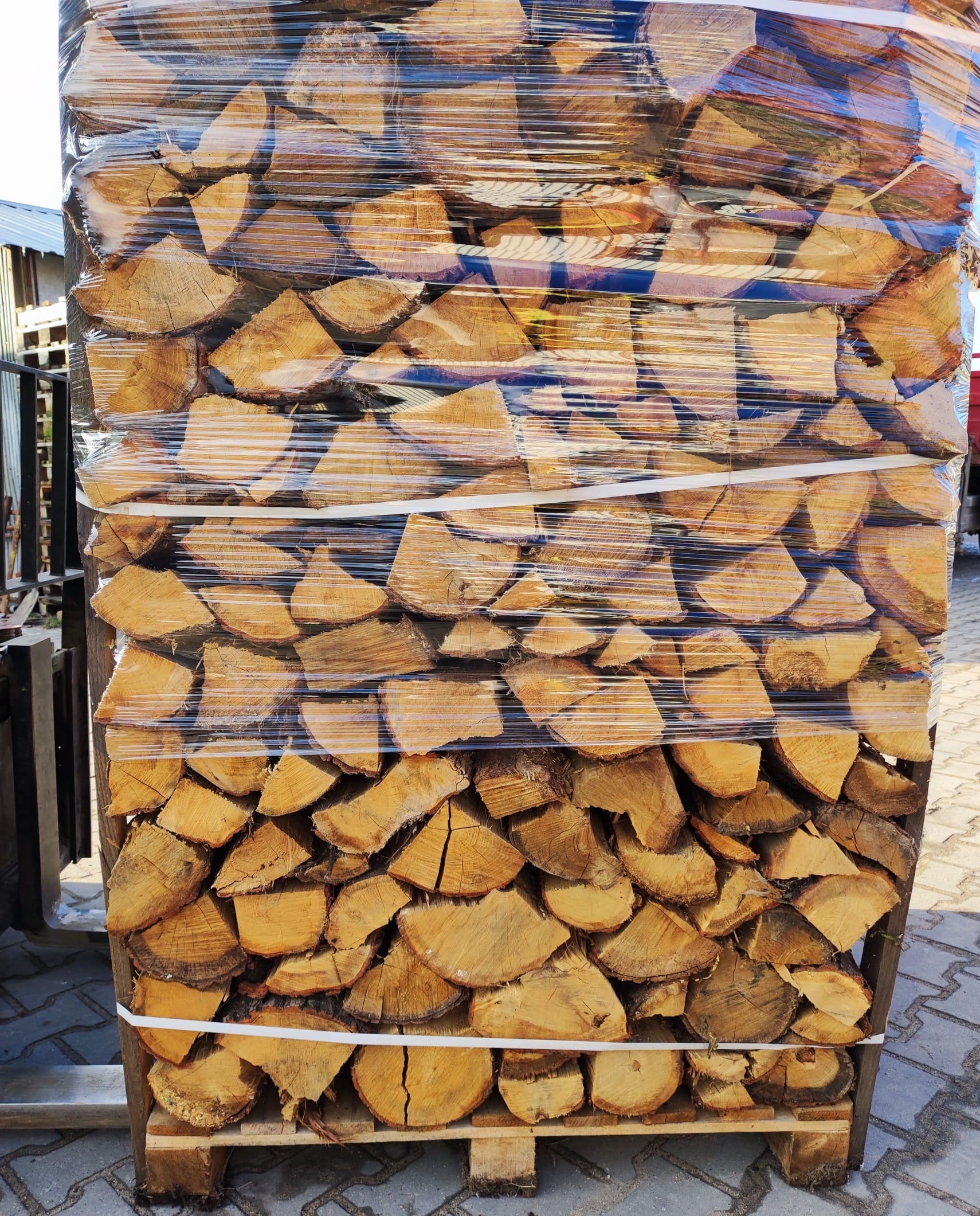 Drewno kominkowe w formie szczap 'Ciepło Drewna' na paletach, zapakowane i zabezpieczone do dostawy. Niska wilgotność, której można zaufać!