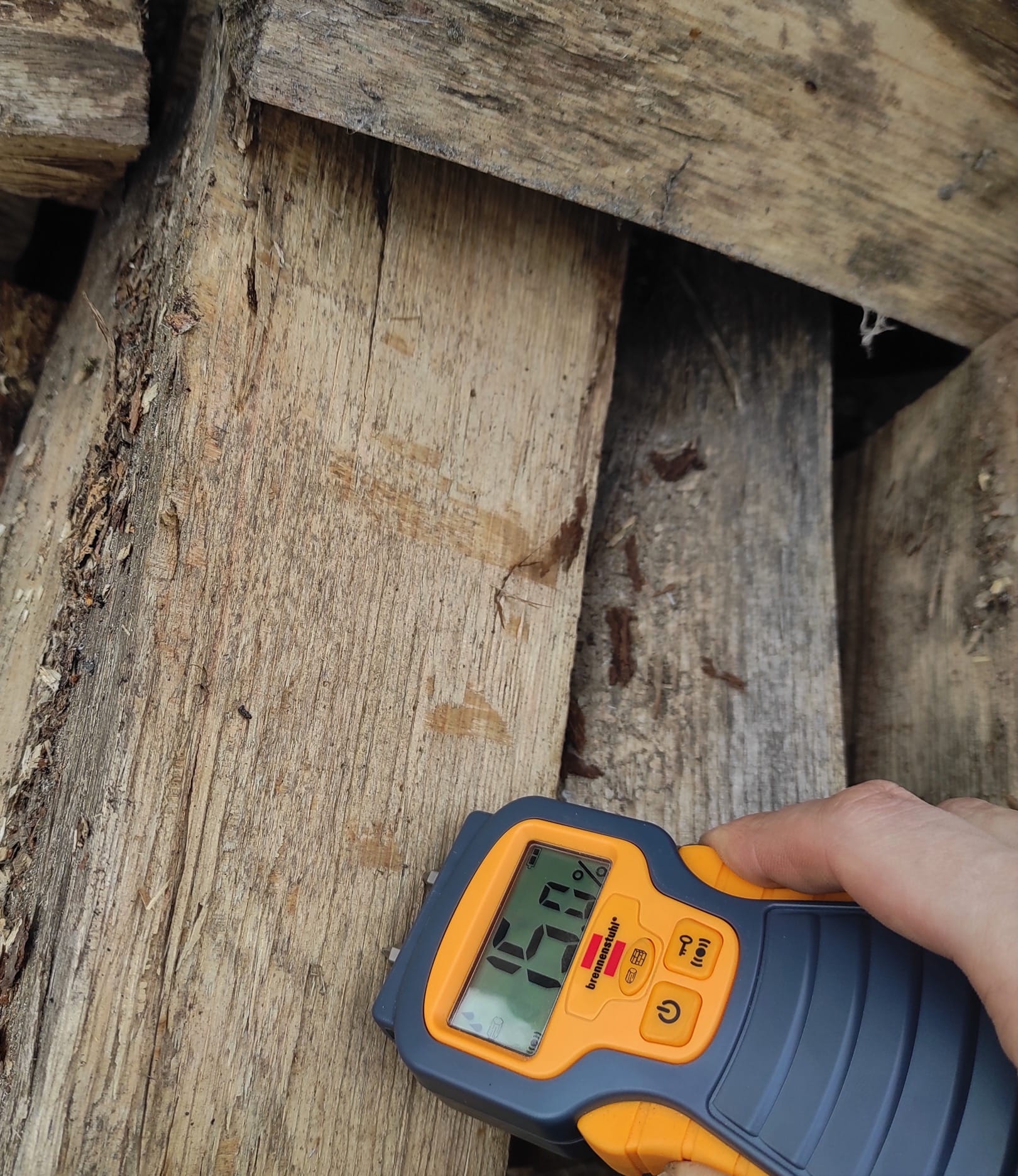 Podnieś jakość swojego płomienia z naszym drewnem kominkowym 'Ciepło Drewna'. Odbierz łupane drewno na paletach, zapakowane i gotowe do użycia!