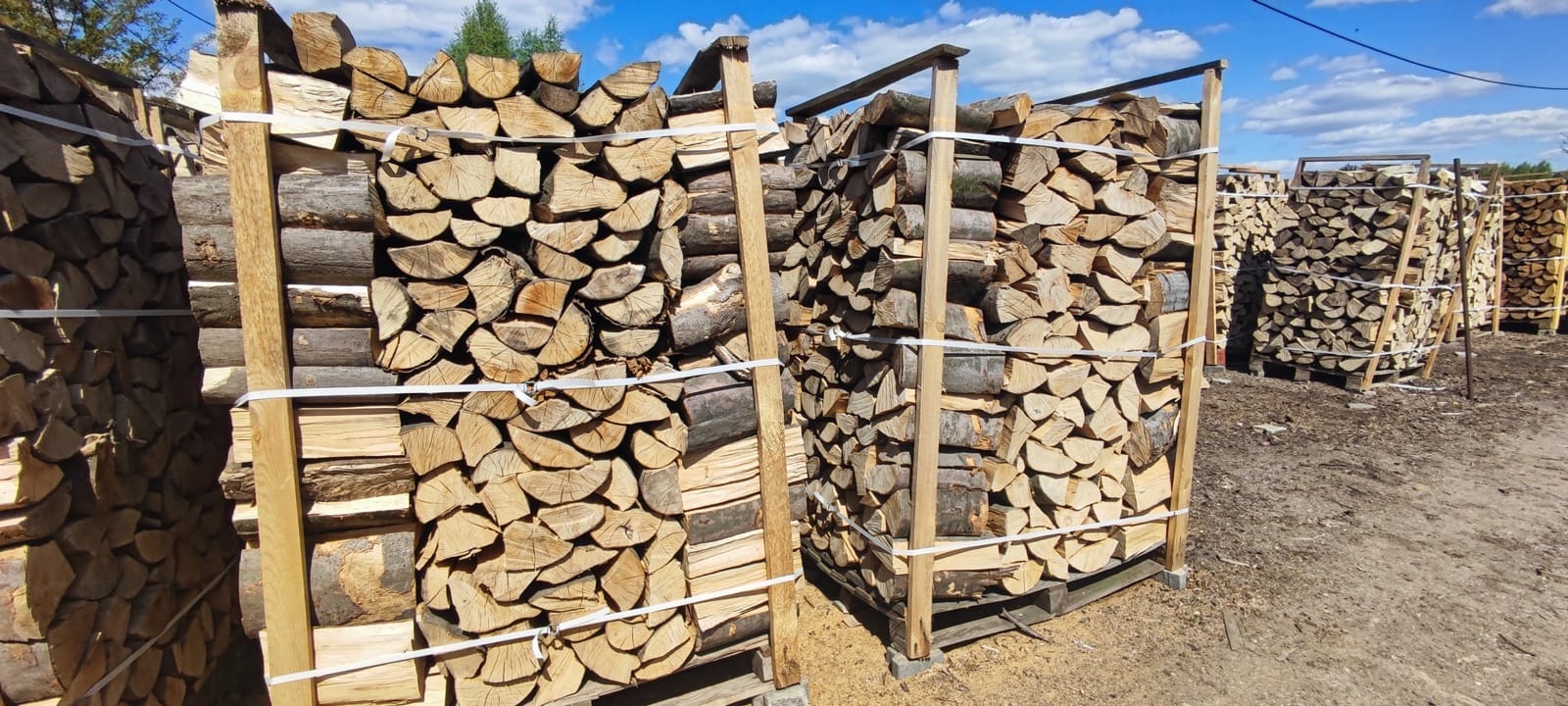 Drewno kominkowe 'Ciepło Drewna' jest bardziej wygodne niż którekolwiek. To świetny surowiec opałowy - od ogrzewania kominkowego, kotły zgazowujące holz-gaz oraz kotły centralnego ogrzewania!