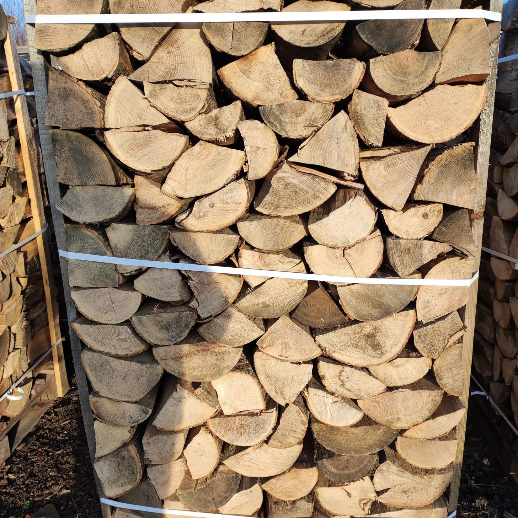 Drewno kominkowe, wysoka wartość opałowa, niska wilgotność, zabezpieczone do transportu, rozłupane, suche. Dostawa pod drzwi na terenie powiatu grodziskiego, pruszkowskiego, żyrardowskiego, piaseczyńskiego. Skład drewna Zalesie, woj. Mazowieckie. 