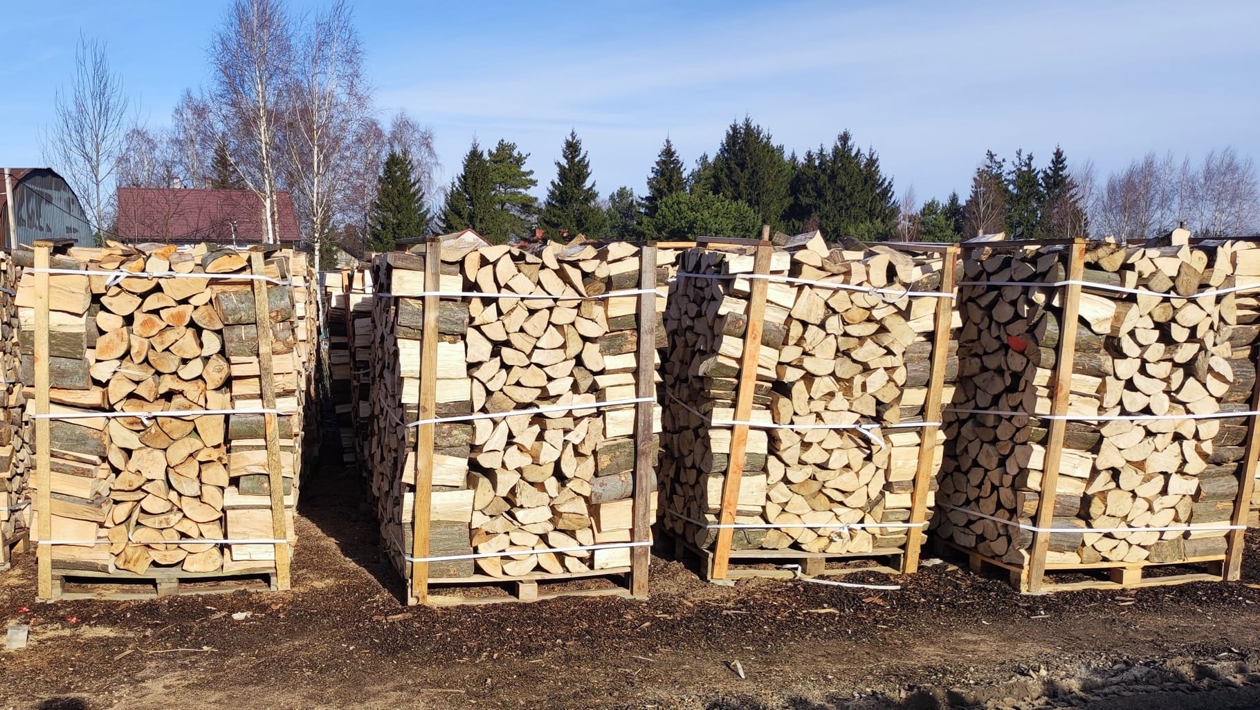 Drewno kominkowe 'Ciepło Drewna' - łupane, zapakowane i zabezpieczone na paletach, gotowe do transportu. Idealne do ogrzewania domu z kominkiem lub kozą.