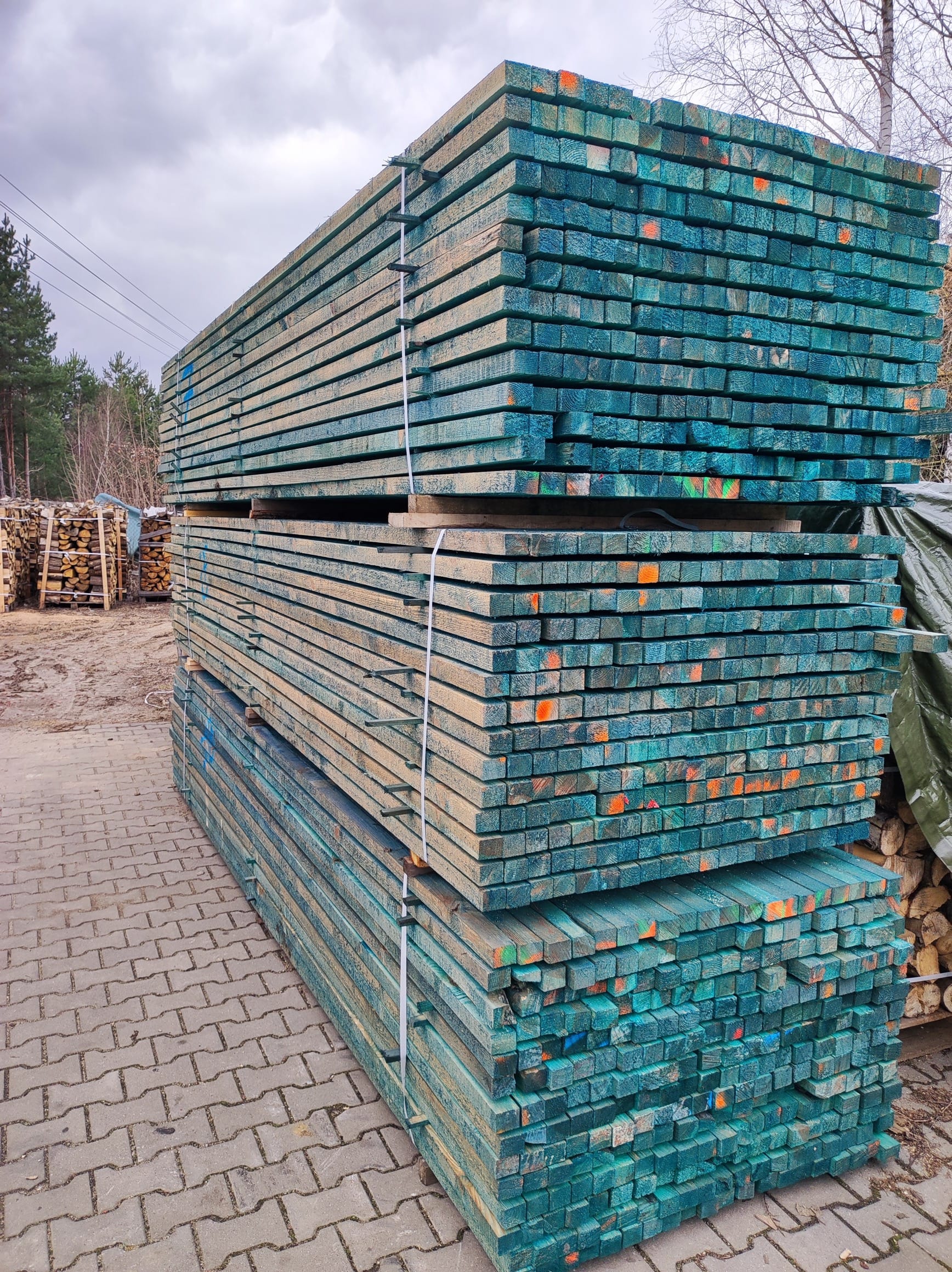 Najwyższej jakości drewno konstrukcyjne, w tym łaty, kontrłaty, więźba dachowa, płyty OSB oraz stample budowlane, dostępne z dostawą do wybranego miejsca na terenie powiatu grodziskiego, pruszkowskiego, żyrardowskiego i piaseczyńskiego.