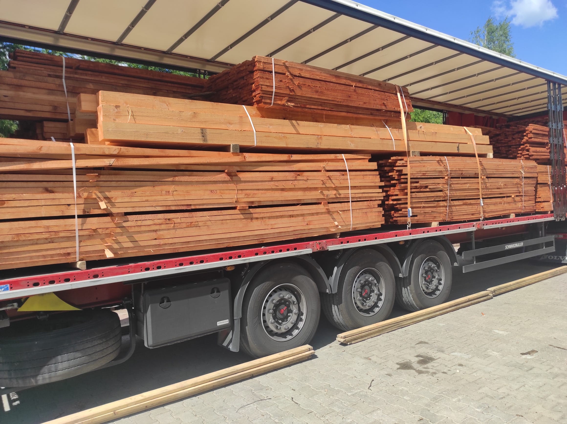 Drewno konstrukcyjne na Twoją budowę! Wybierz łaty, kontrłaty, płyty OSB, stemple budowlane lub kompletną więźbę dachową z dostawą pod wskazane miejsce. Oferujemy najwyższą jakość i gwarantujemy zadowolenie. #DrewnoKonstrukcyjne #Budownictwo #Dostawa #CiepłoDrewna.