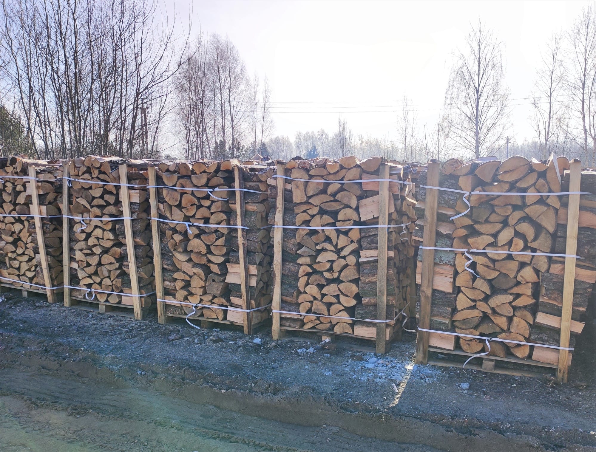 Drewno kominkowe 'Ciepło Drewna' - idealne rozwiązanie dla każdego kominka, pieca holz-gaz, czy też centralnego ogrzewania. Dostępne na paletach, z gwarancją niskiej wilgotności. #DrewnoKominkowe #CiepłoDrewna