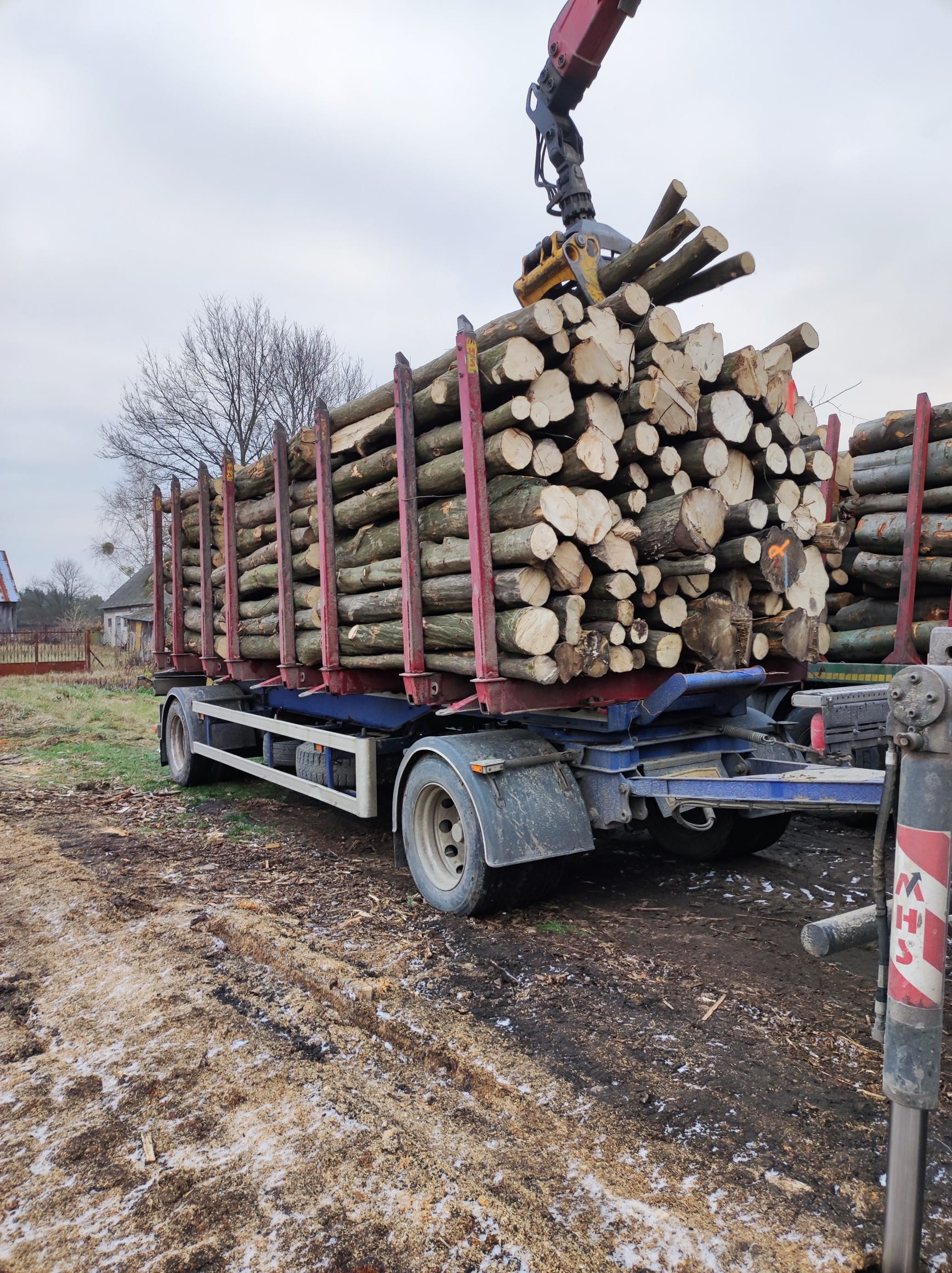 Drewno opałowe w formie wałków - gotowe do dostawy pod wskazane miejsce na terenie powiatu grodziskiego, pruszkowskiego, żyrardowskiego i piaseczyńskiego. Idealne do cięcia i dla tych, którzy cenią sobie ciepło drewna!.
