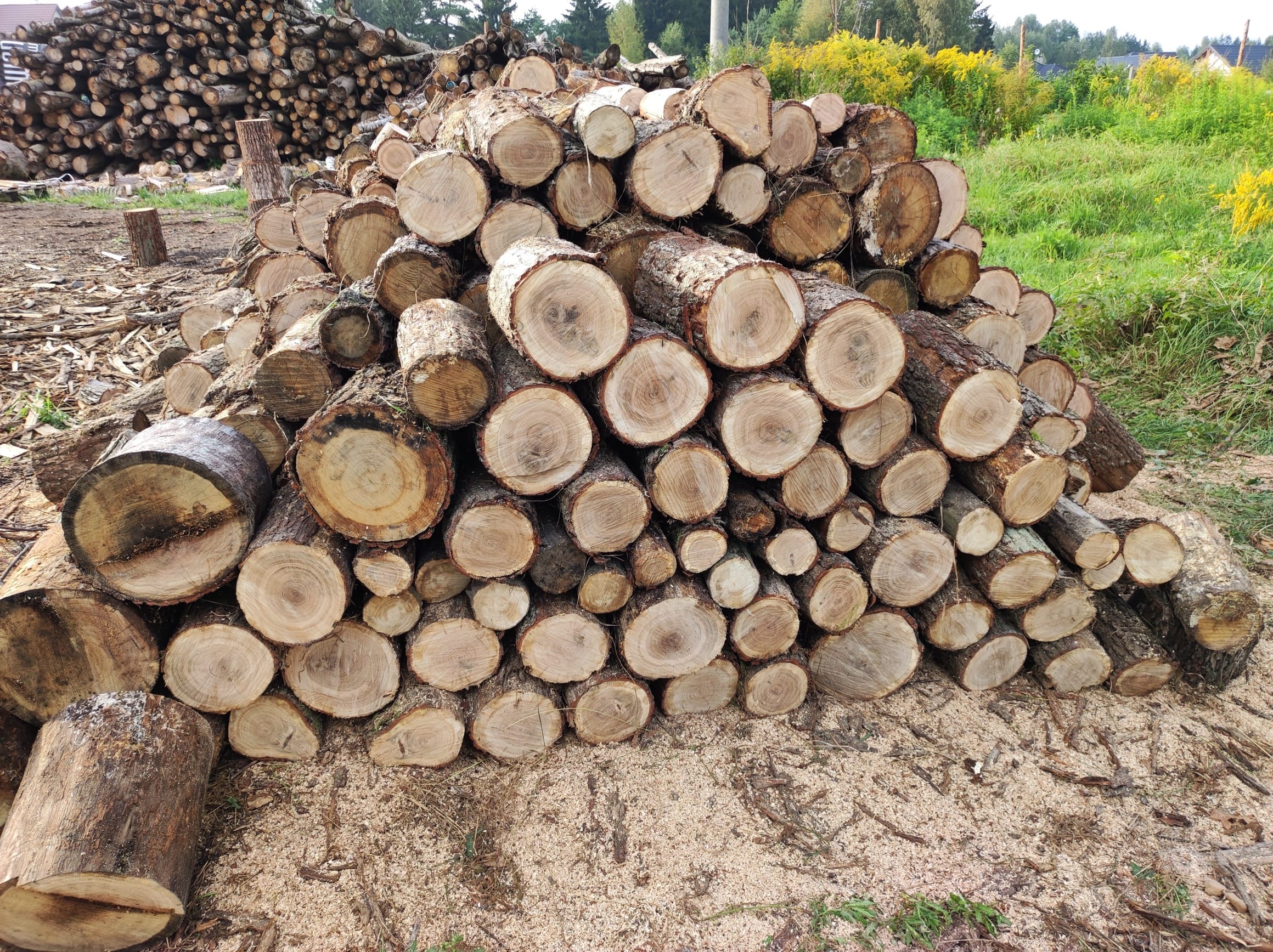 Klocki drewna opałowego 'Ciepło Drewna' - dostawa na terenie powiatu grodziskiego, pruszkowskiego, żyrardowskiego i piaseczyńskiego. Niezawodne wsparcie dla Twojego pieca lub kominka. #Drewno