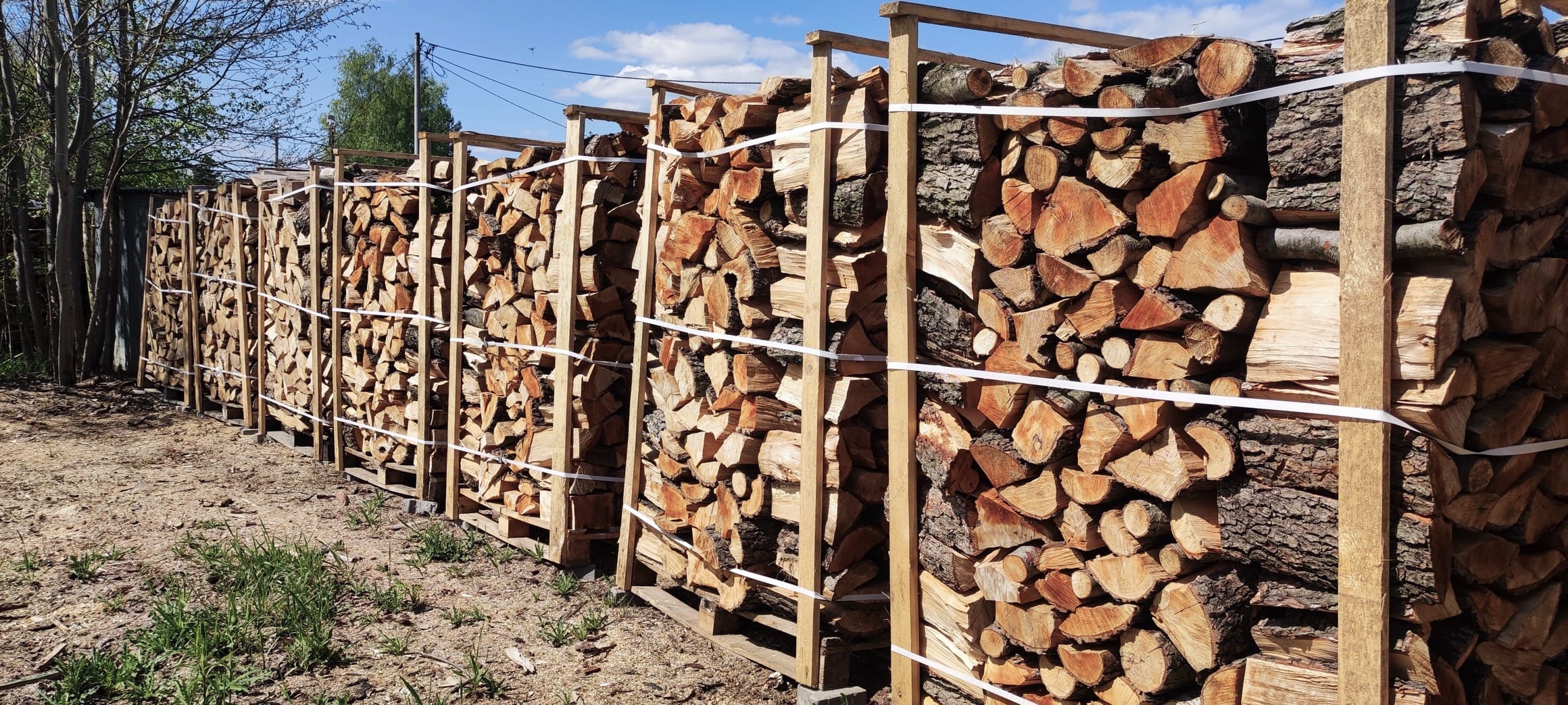 Drewno kominkowe 'Ciepło Drewna' - gotowe do dostawy! Niska wilgotność, pakowane na paletach, idealne do każdego kominka. #DrewnoKominkowe #CiepłoDrewna