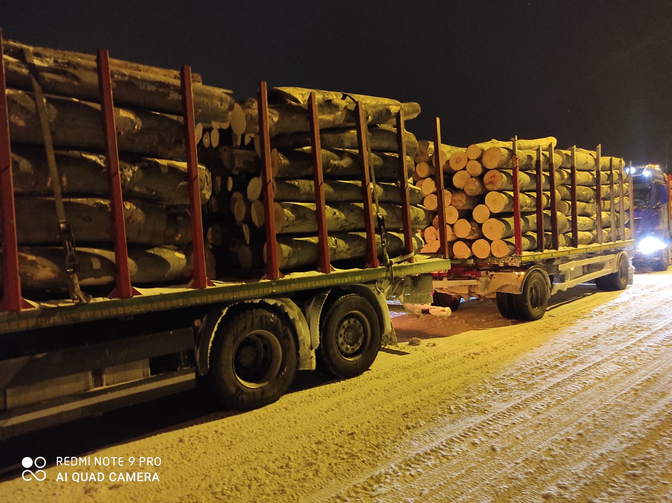 Starannie poukładane wałki drewna, przygotowane do pocięcia na klocki, a te na szczapy. Drewno najwyższej jakości w 'Ciepło Drewna'.