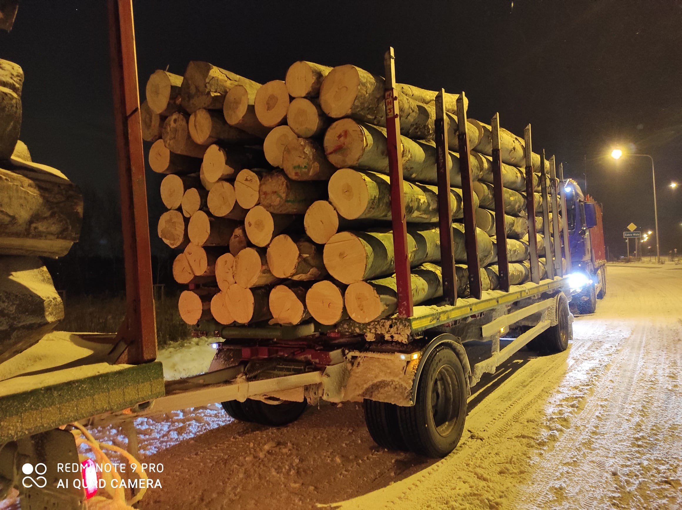 Wałki drewna na ciężarówce z HDS, w trakcie transportu drewna z lasu do składu opału 'Ciepło Drewna' w Zalesiu, woj. Mazowieckie, gdzie jest składowane w odpowiednich warunkach.
