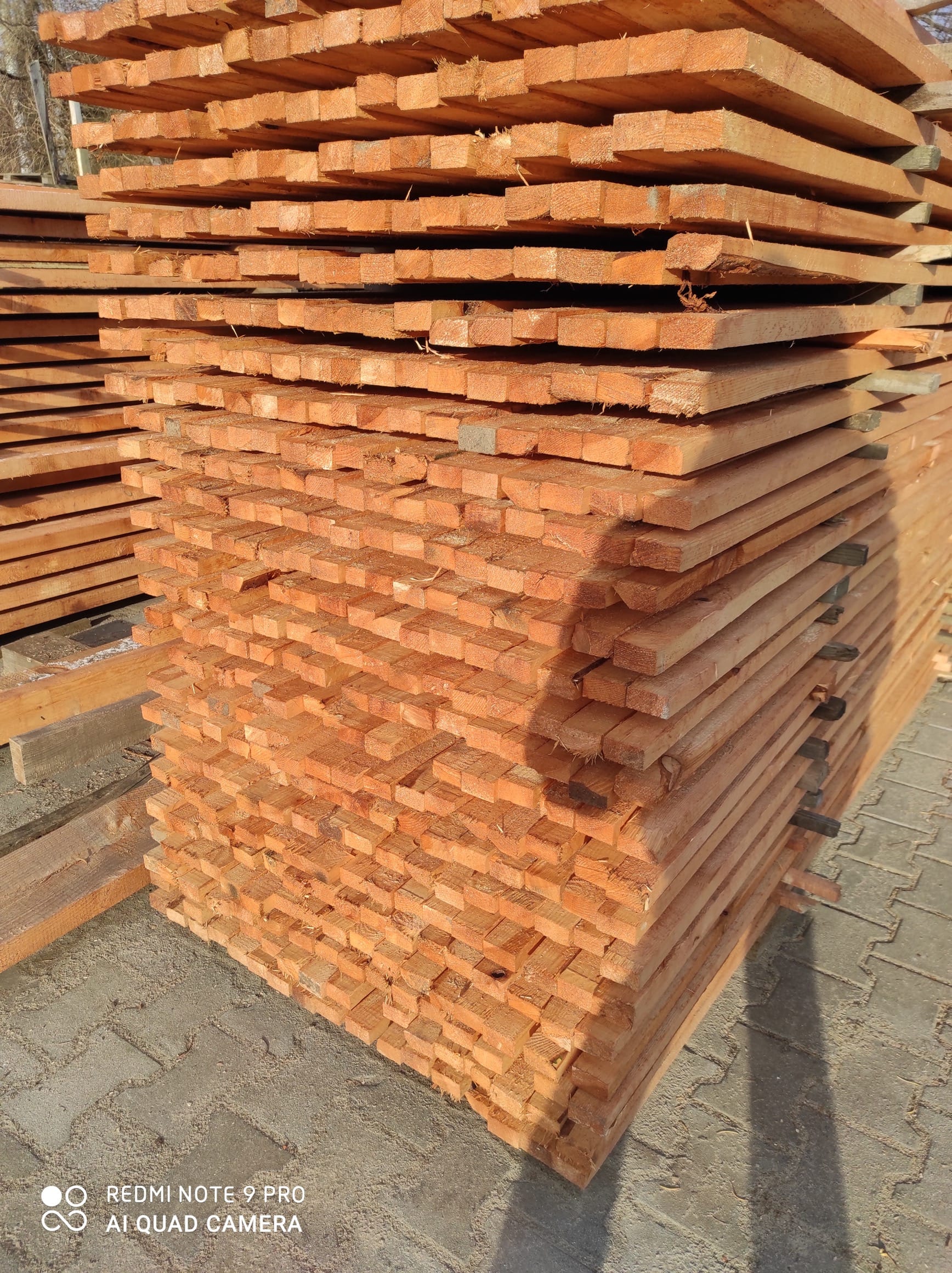 Drewno konstrukcyjne lite 'Ciepło Drewna' - bez problemu dowieziemy je do Ciebie ciężarówką z HDS. Solidna konstrukcja, doskonała jakość i wytrzymałość, idealne do budowy. #DrewnoKonstrukcyjne #CiepłoDrewna