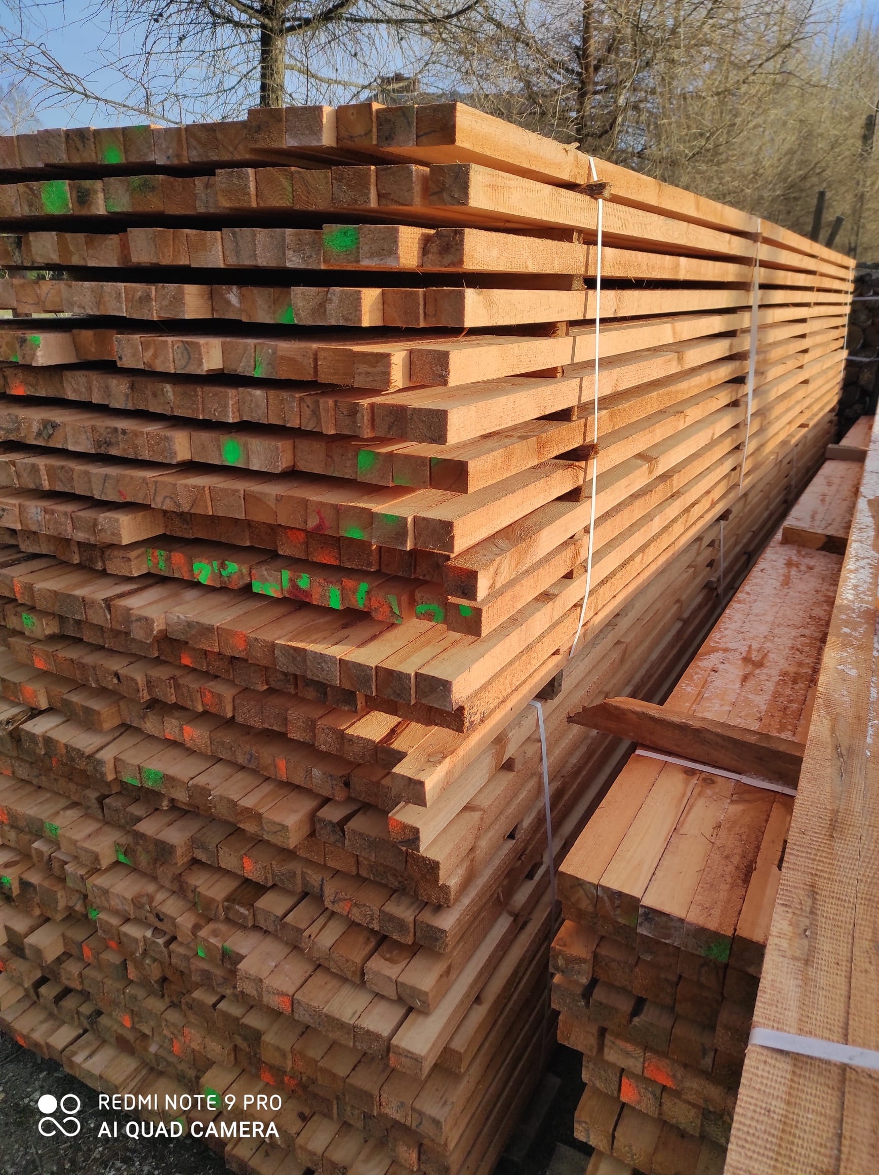 Drewno konstrukcyjne 'Ciepło Drewna' dostępne łaty dachowe, kontrłaty, płyty OSB i stemple budowlane, z dostawą pod wskazane miejsce na terenie powiatu grodziskiego pruszkowskiego żyrardowskiego i piaseczyńskiego.