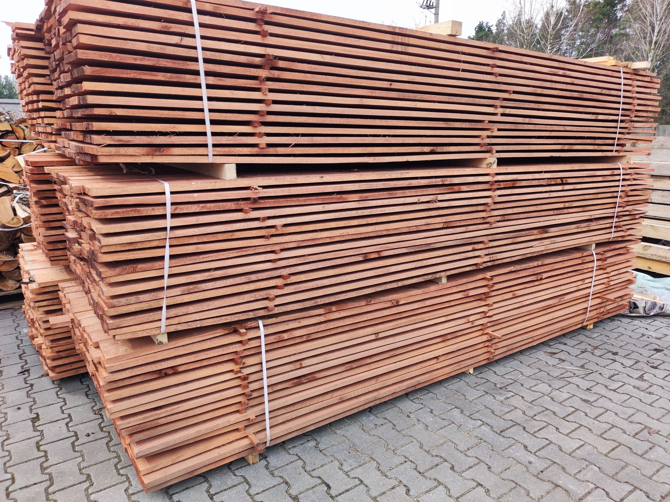 Drewno konstrukcyjne lite 'Ciepło Drewna' - idealne rozwiązanie dla Twojej konstrukcji. Solidna konstrukcja, wyjątkowa jakość, dostarczona prosto pod Twoje drzwi ciężarówką z HDS. Więźba dachowa, łaty, kontrłaty, płyty OSB i stemple budowlane.