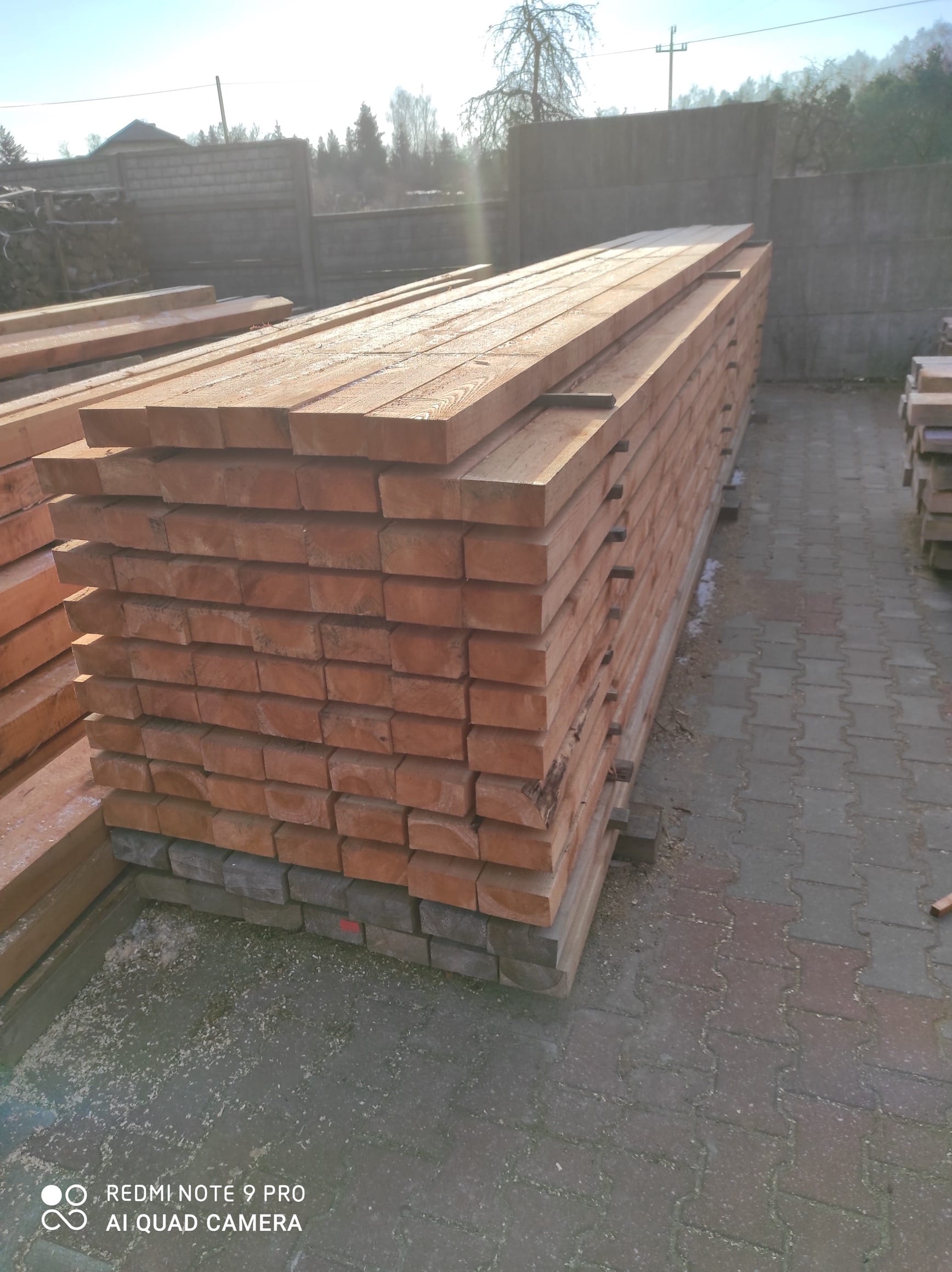 Drewno konstrukcyjne 'Ciepło Drewna' - dostarczymy je prosto pod Twoje drzwi. Dostępne z dostawą ciężarówką z HDS. Skład drewna, który zawsze spełni Twoje oczekiwania. Więźba dachowa na zamówienie, łaty, kontrłaty, płyty OSB i stemple budowlane.