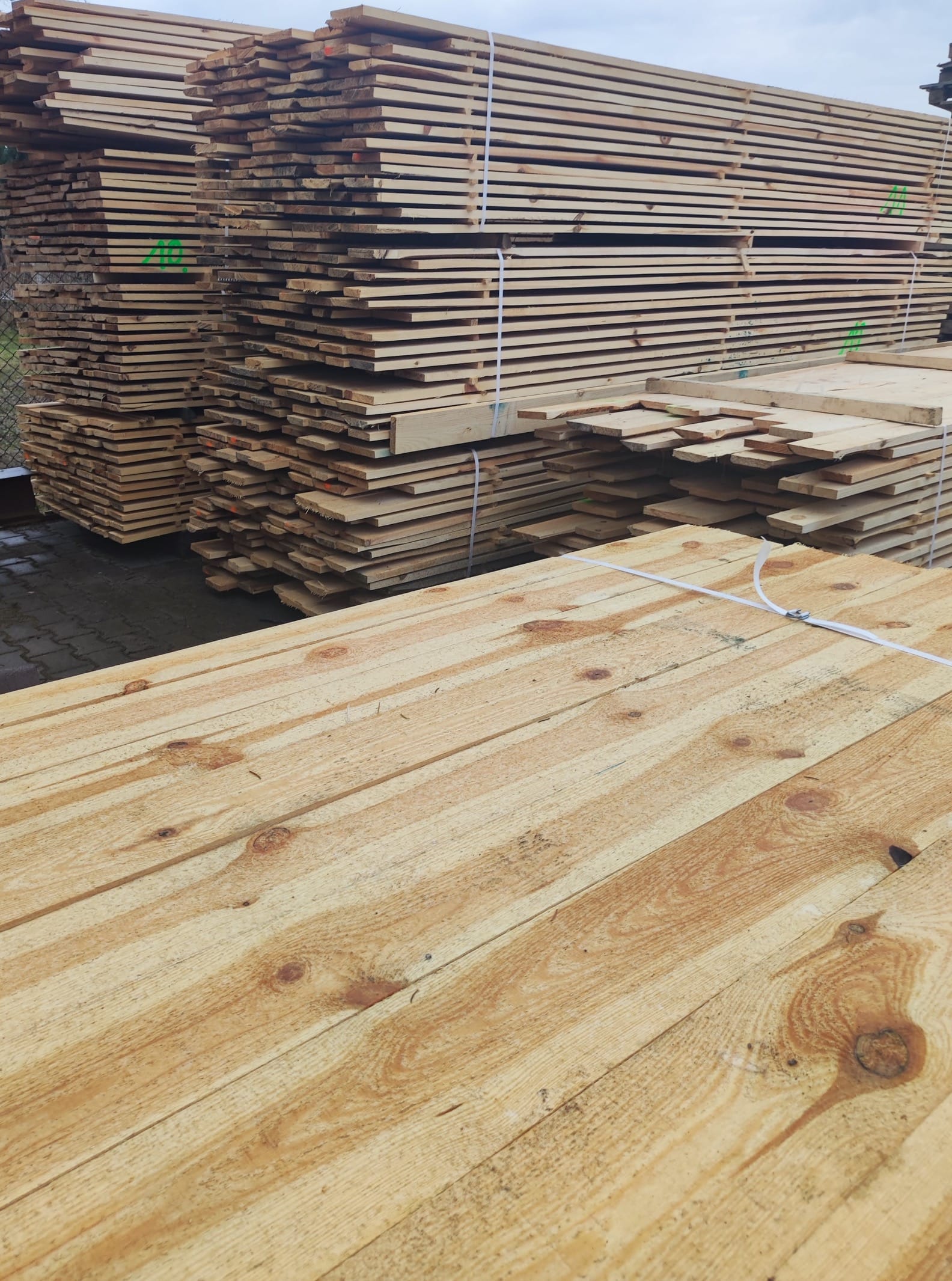 Wysokiej jakości stemple budowlane w składzie drewna 'Ciepło Drewna', to pewniak na budowie. 