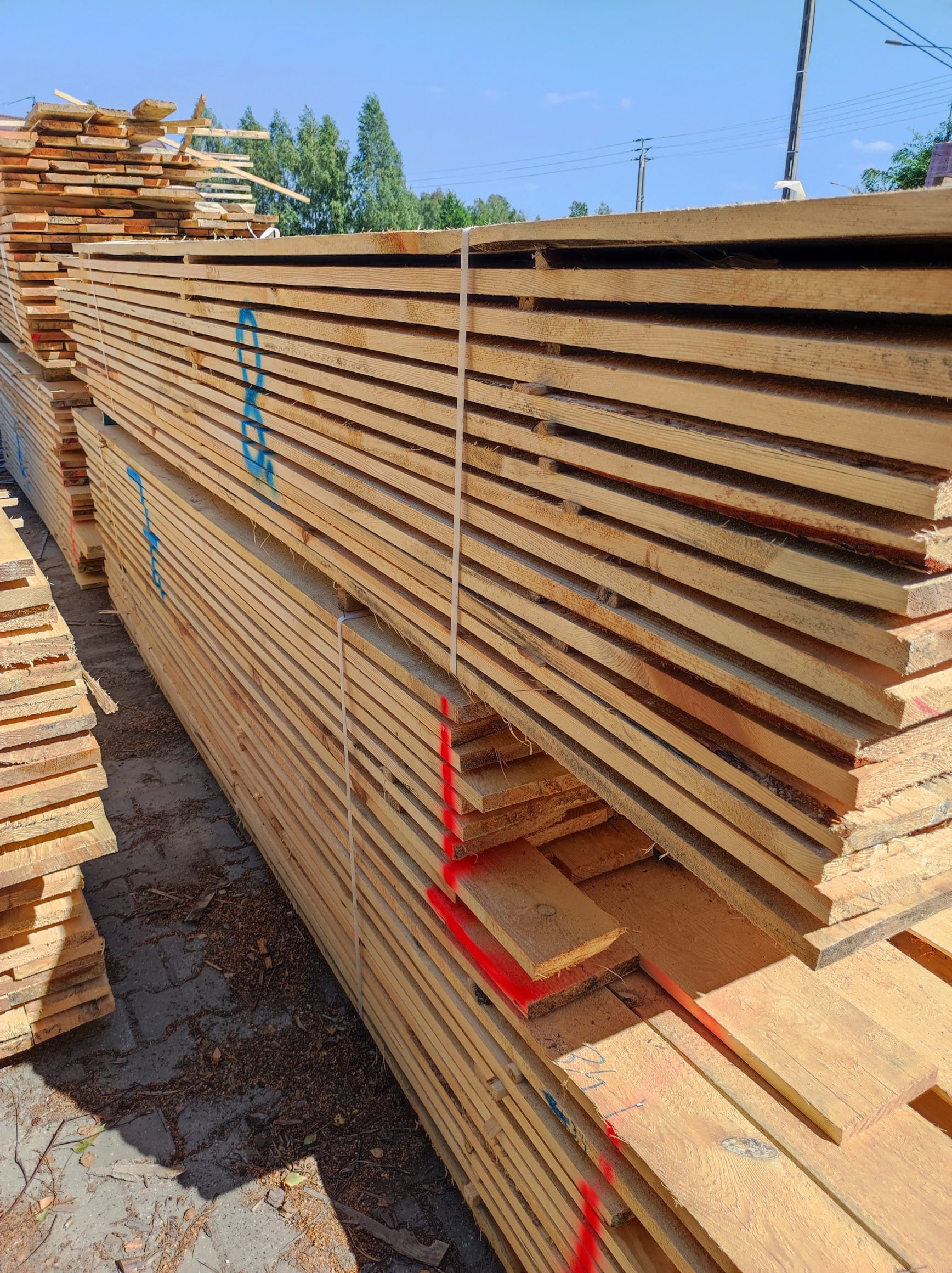 Wszystkie wykoywane przez nas elementy - deski, podbitki, krokwie, belki, murłaty, kantówki i legary są starannie przygotowane pod zamówiony projekt i wymiar. Dzięki nim budowa idzie naprzód!