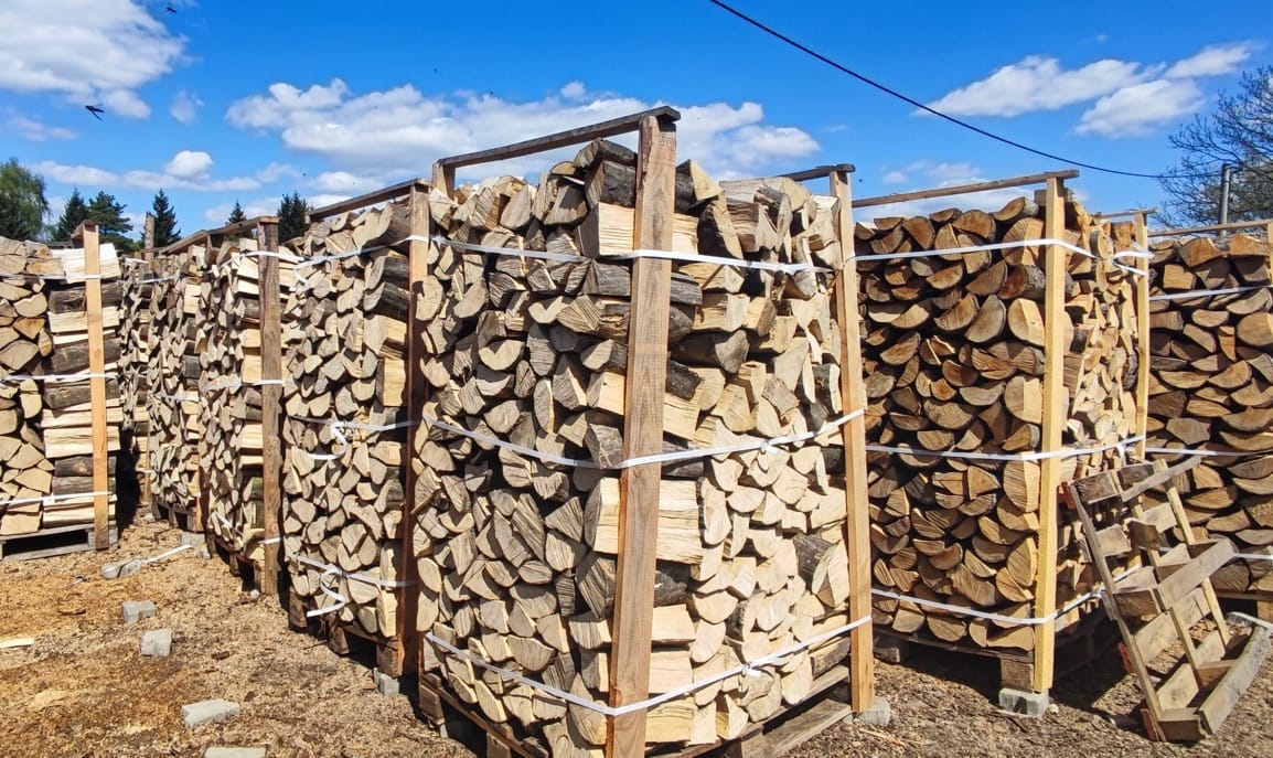 Drewno kominkowe 'Ciepło Drewna' Zalesie, woj. Mazowieckie na paletach - solidny opał, solidny ogień! Odpowiednia wilgotność zapewniająca efektywny i trwały ogień. #DrewnoKominkowe #CiepłoDrewna