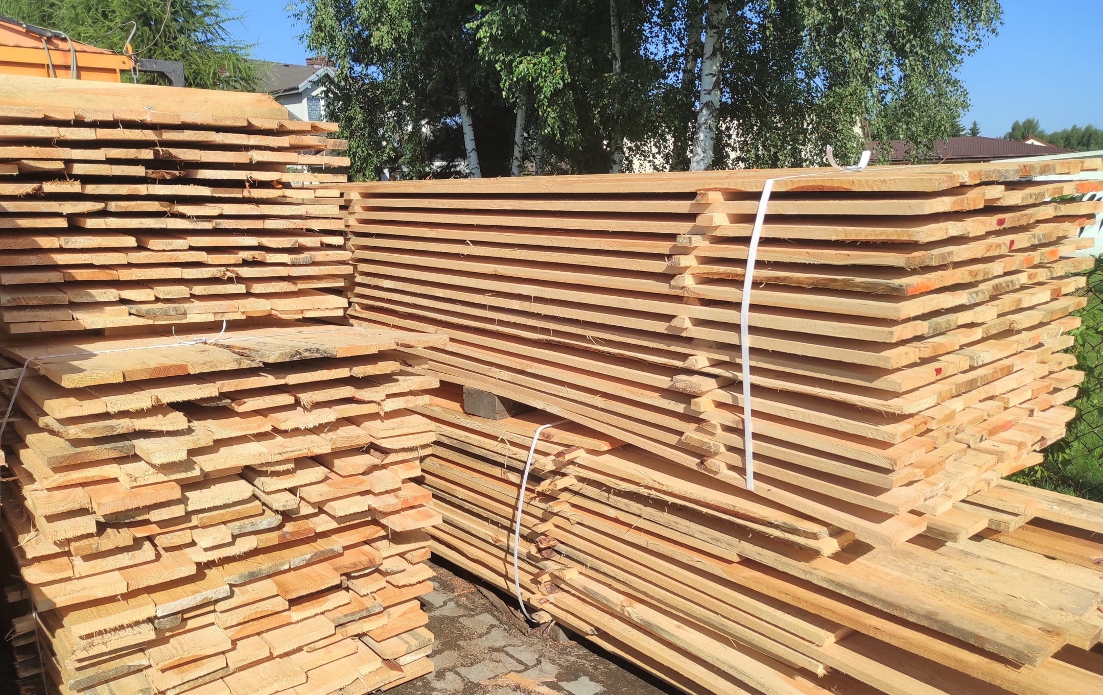 Drewno konstrukcyjne, to nasza pasja. Cechy szczególne, to odpowiedna wilgotność, wytrzymałość, jakość wykonania oraz zabezpieczenie do transportu na paletach!