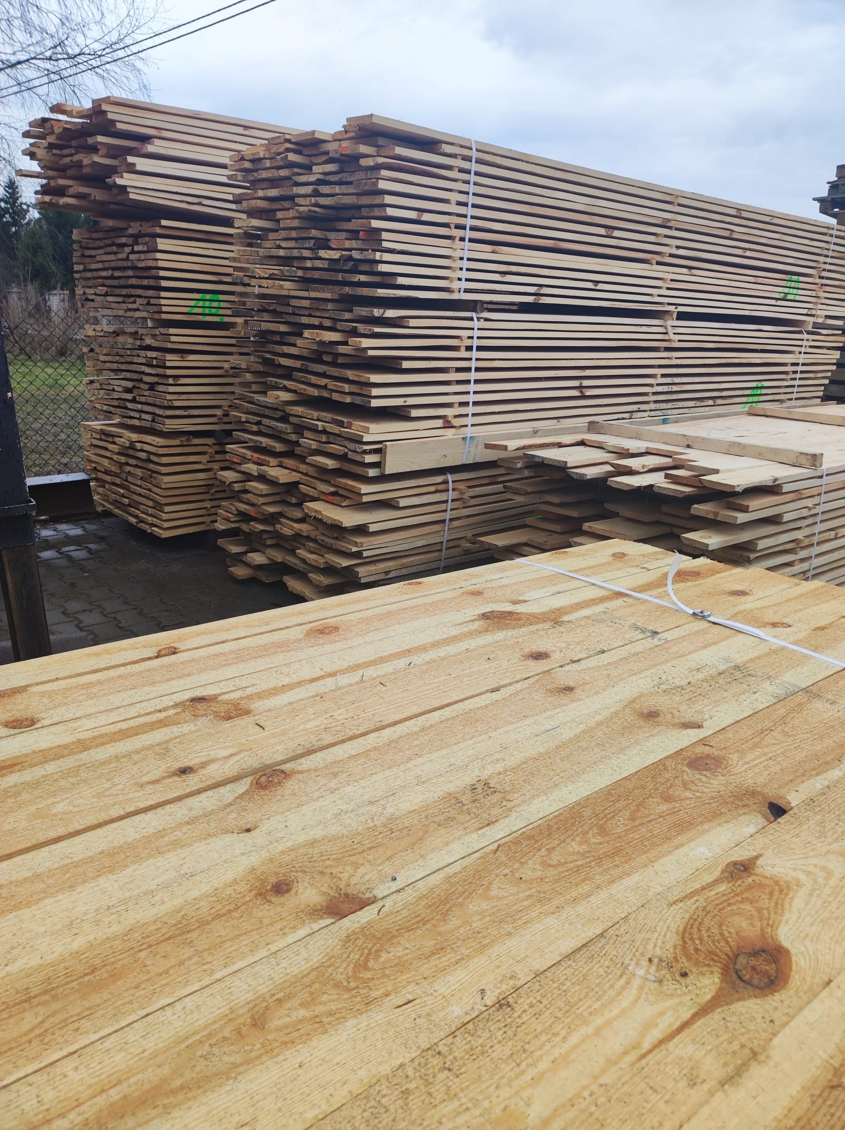 Drewno konstrukcyjne - deski surowe lub impregnowane. Trwałe i solidne. Dowieziemy je ciężarówką z HDS pod wskazane miejsce na terenie powiatu grodziskiego pruszkowskiego żyrardowskiego i piaseczyńskiego.
