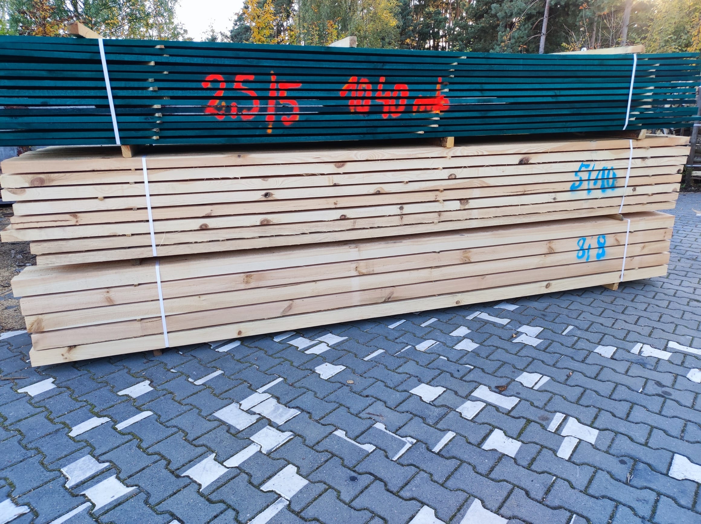 Drewno konstrukcyjne C24 'Ciepło Drewna' - Dowieziemy je ciężarówką pod wskazane miejsce. Więźba dachowa, płyty OSB łaty, kontrłaty i stemple budowlane – wszystko czego potrzebujesz. #DrewnoKonstrukcyjne #CiepłoDrewna