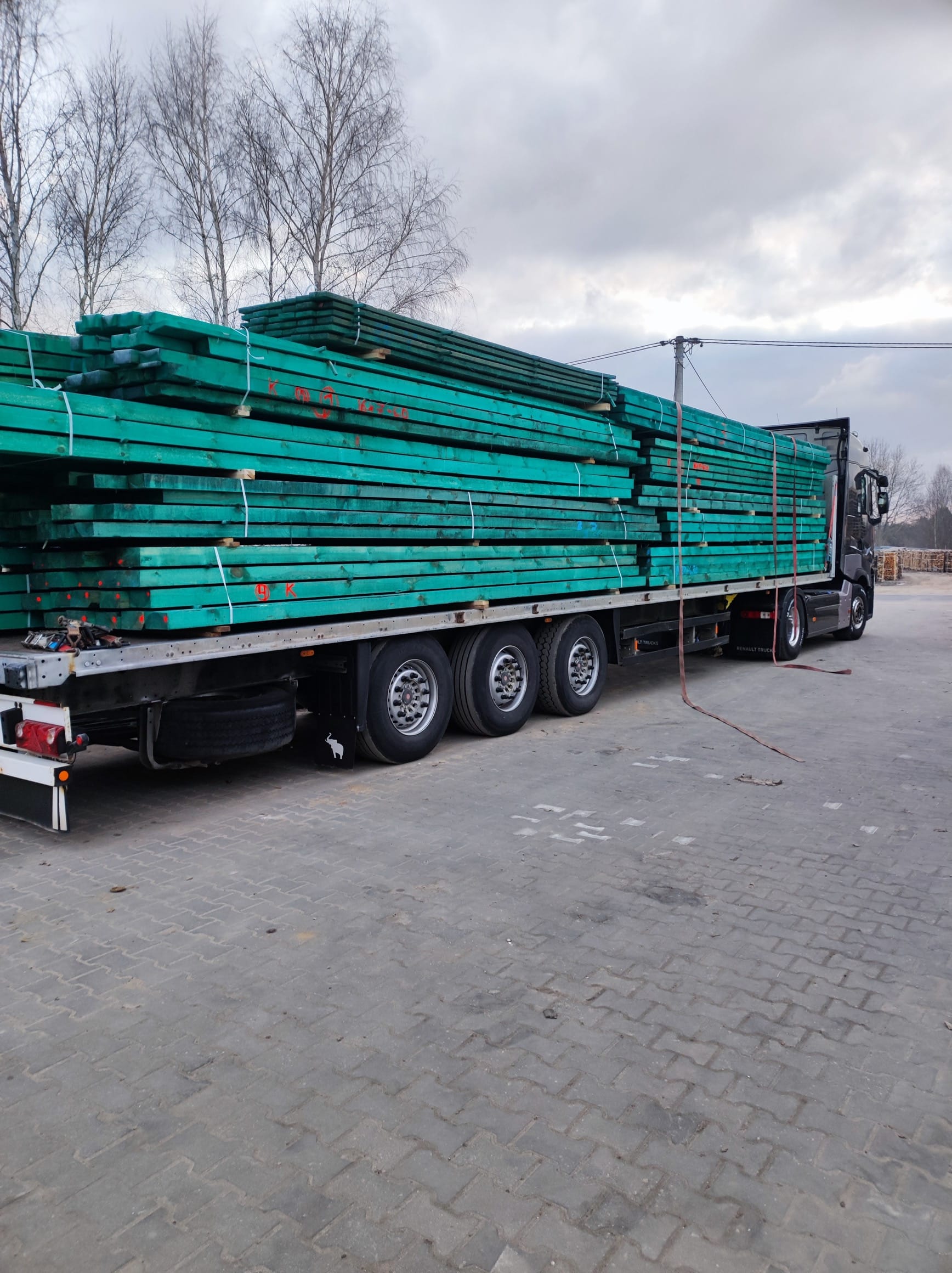 Impregnowana więźba dachowa, przygotowana na zamówienie w trakcie transportu. To solidne filary każdego dachu!