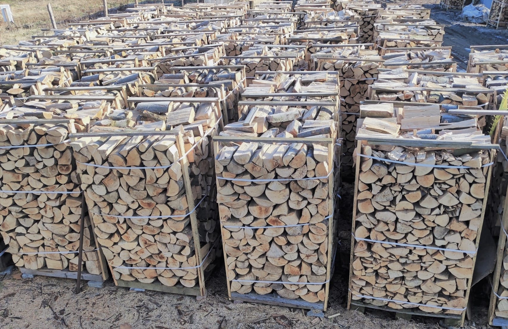 Drewno kominkowe, starannie ułożone na paletch i zabezpeczone. Pocięte, rozłupane oraz odpowiednio wysuszone. Gotowe do transportu. Zamów!