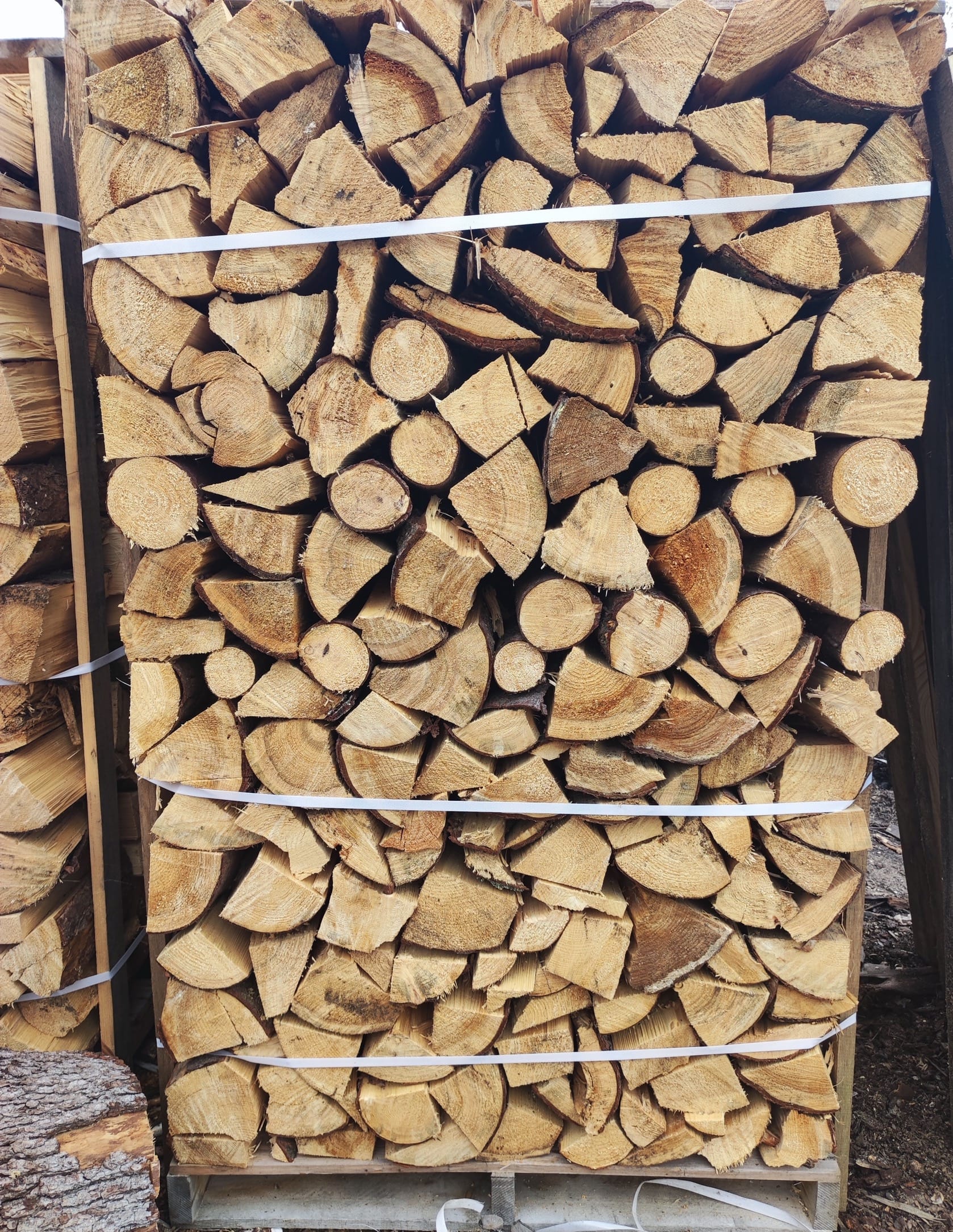 Drewno kominkowe 'Ciepło Drewna' w nowoczesnym opakowaniu, na paletach. Idealne rozwiązanie dla każdego, kto ceni sobie wygodę i jakość. Wysoka wartość opałowa! #DrewnoKominkowe #CiepłoDrewna